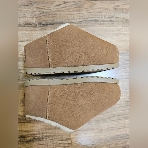 UGG Pumped Slide Clogs - Picture 6 of 12